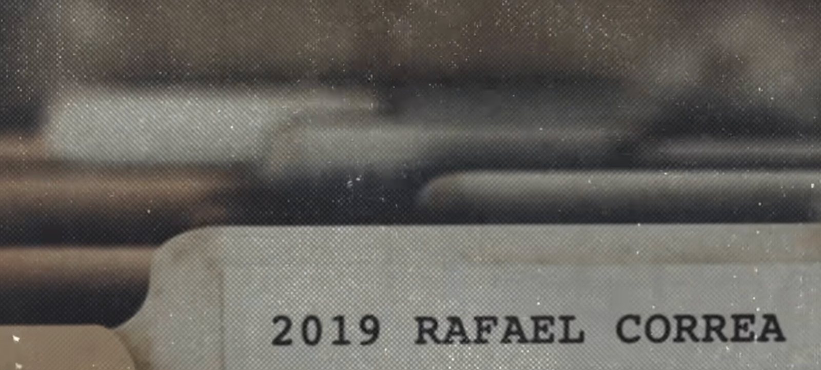 Carpeta de archivo de la investigación sobre Rafael Correa utilizada durante la documentación del documental sobre lawfare en América Latina.